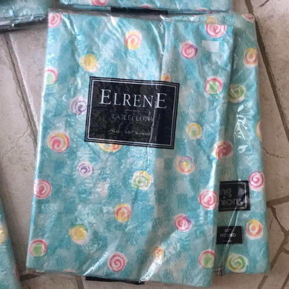 NWT Flannel backed Vinyl Tablecloths - Picture 6 of 7